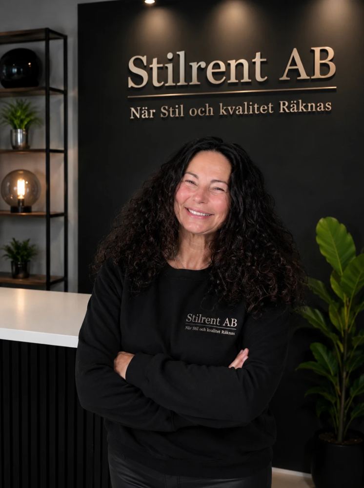 Ägaren till Stilrent AB framför företagets logotyp på kontoret i Västerås