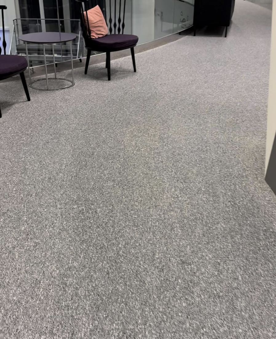 Efter: heltäckningsmatta i hotellmiljö