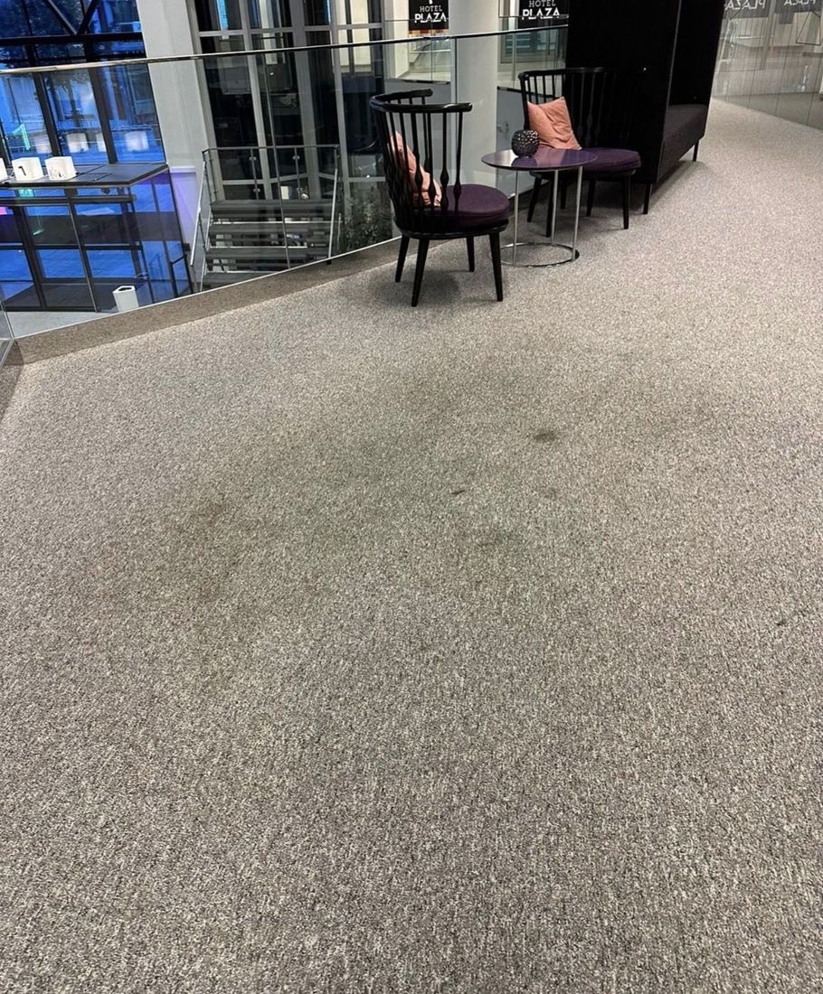 Före: heltäckningsmatta i hotellmiljö