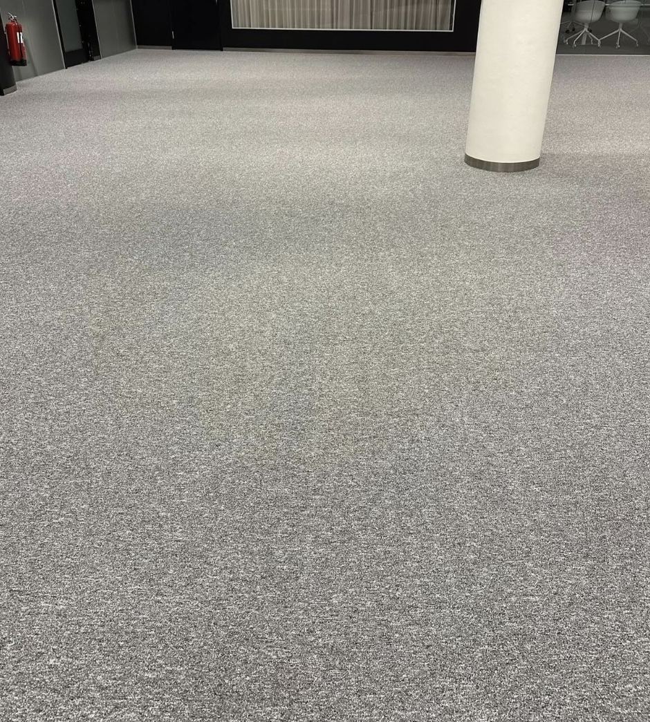 Efter: kontorsmatta med fläckar