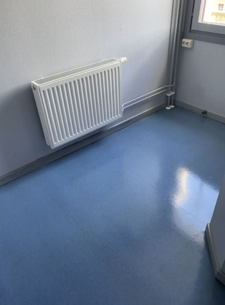 Efter: plastgolv i kontorsrum