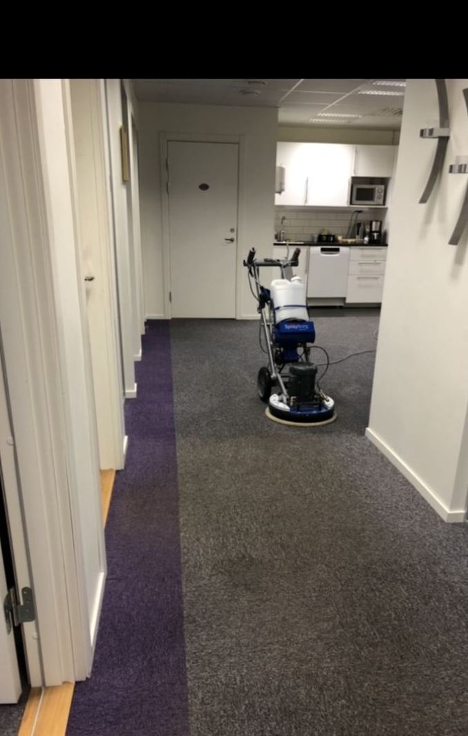 Mattvätt med professionell maskin i en kontorskorridor